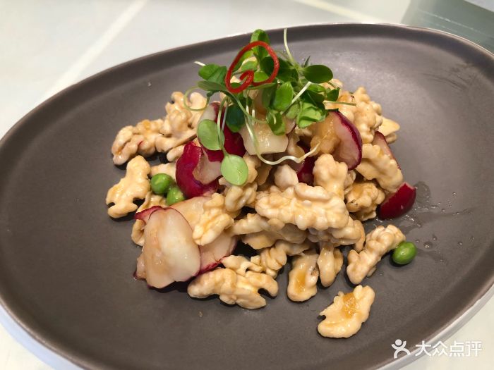 核桃仁拌鸡块是一道简单的清爽凉菜,所用材料为熟鸡腿肉六两, 核桃