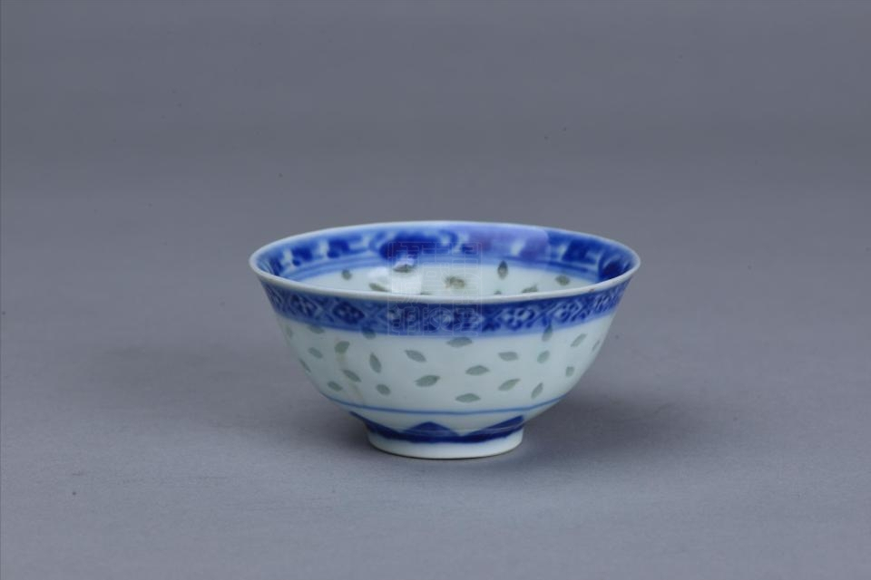 现代青花花卉纹玲珑瓷杯