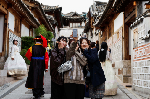 2024年10月20日拍摄的韩国首尔北村韩屋村街头景象
