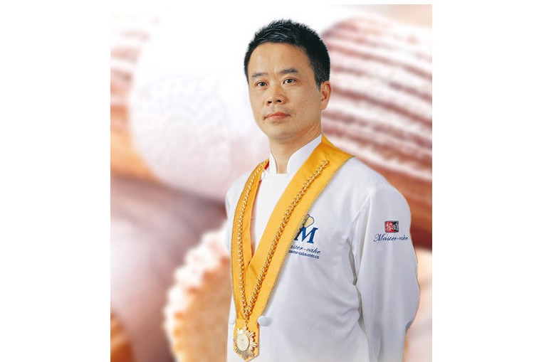  p>黎国雄,男,烘焙行业烘焙大师,创办黎国雄蛋糕学校,并多次出版各种