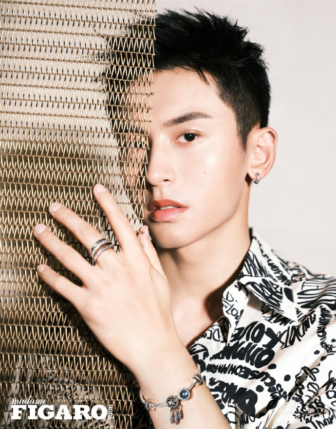  p>张哲瀚,1991年5月11日出生于江西省新余市,中国内地影视男演员