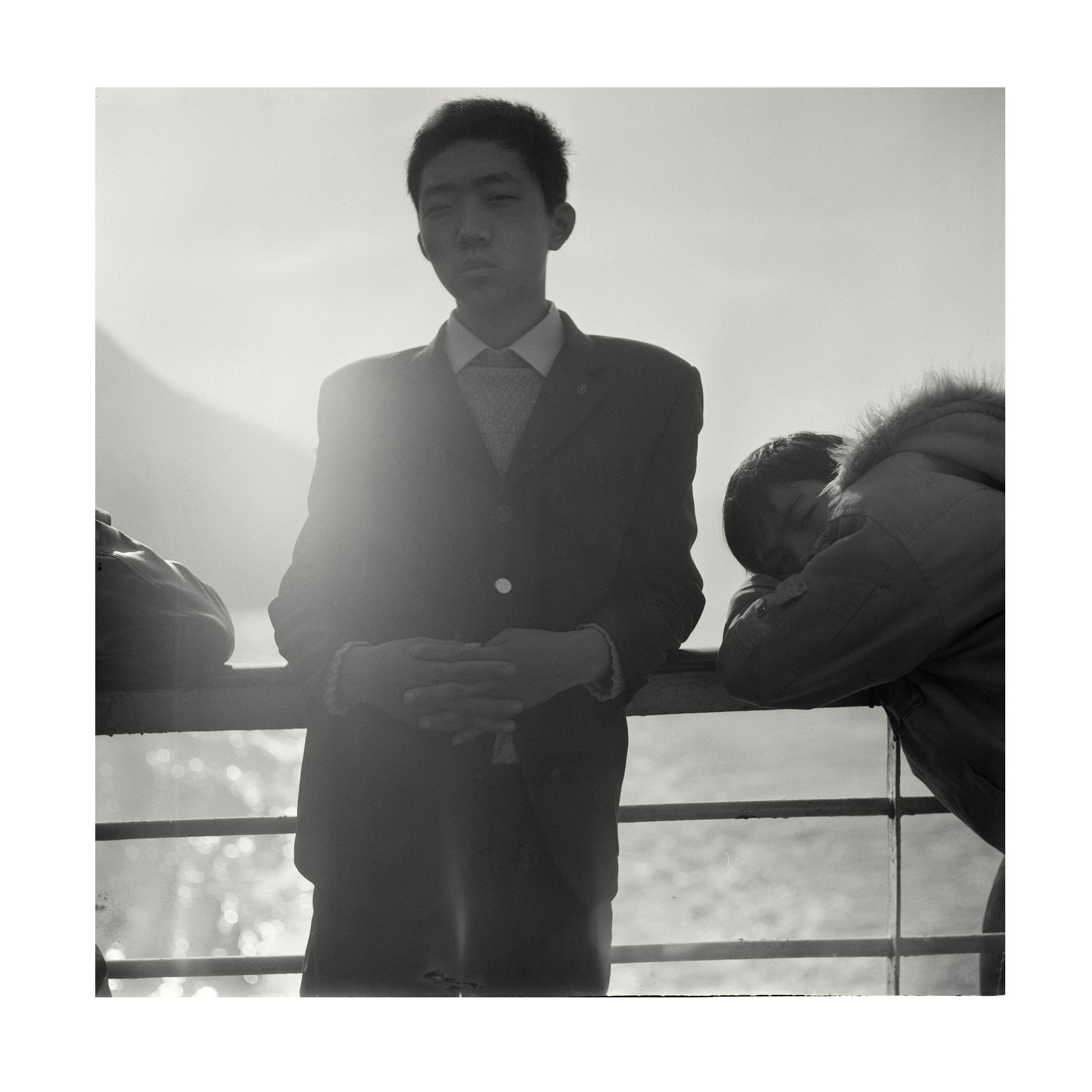 曾获2013年度美国 pdn 摄影界新闻杂志年度摄影师奖,日本 ima 摄