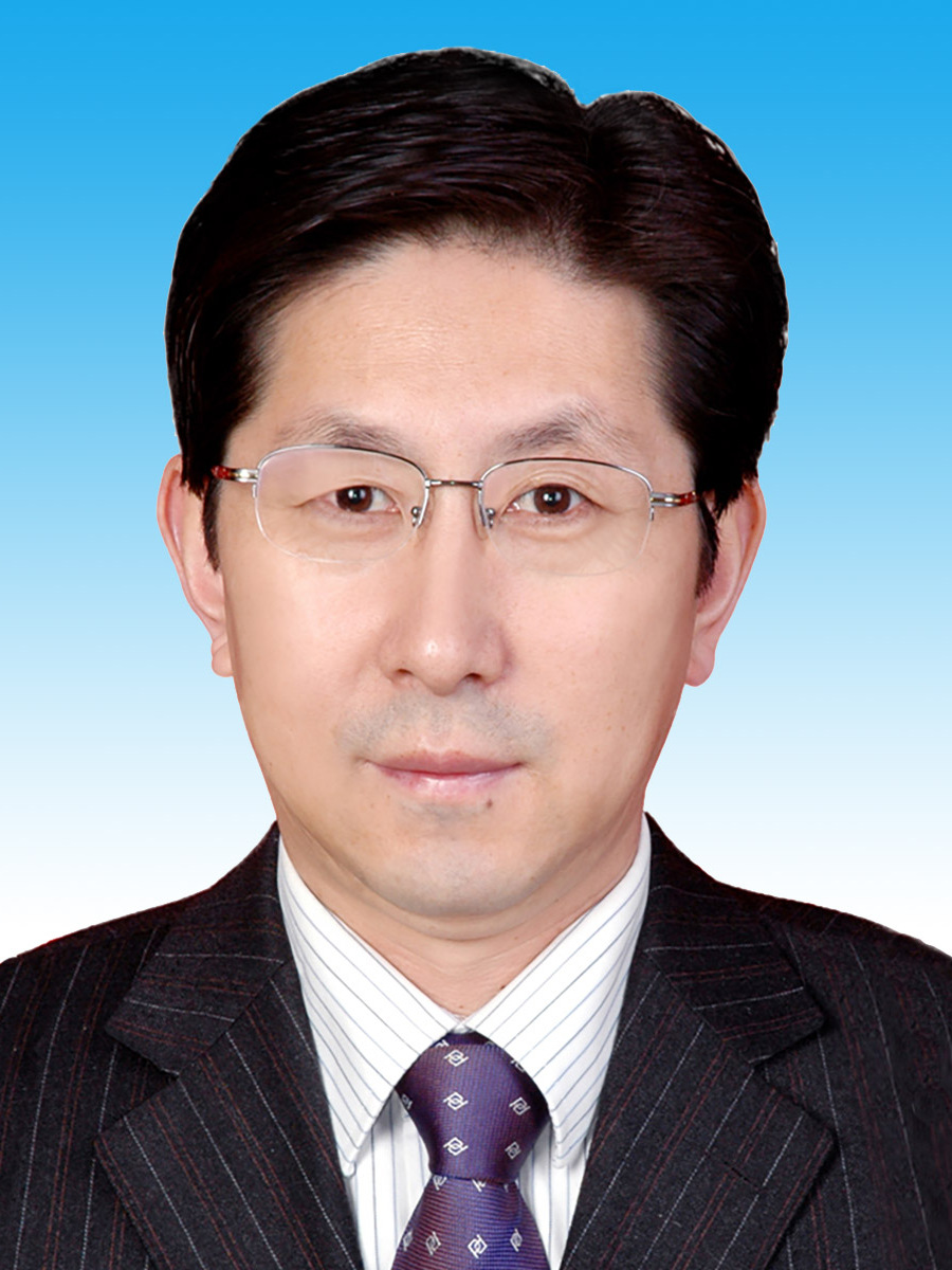 汉族,1965年8月生于 a target="_blank" href="/item/莱州市/2405410"