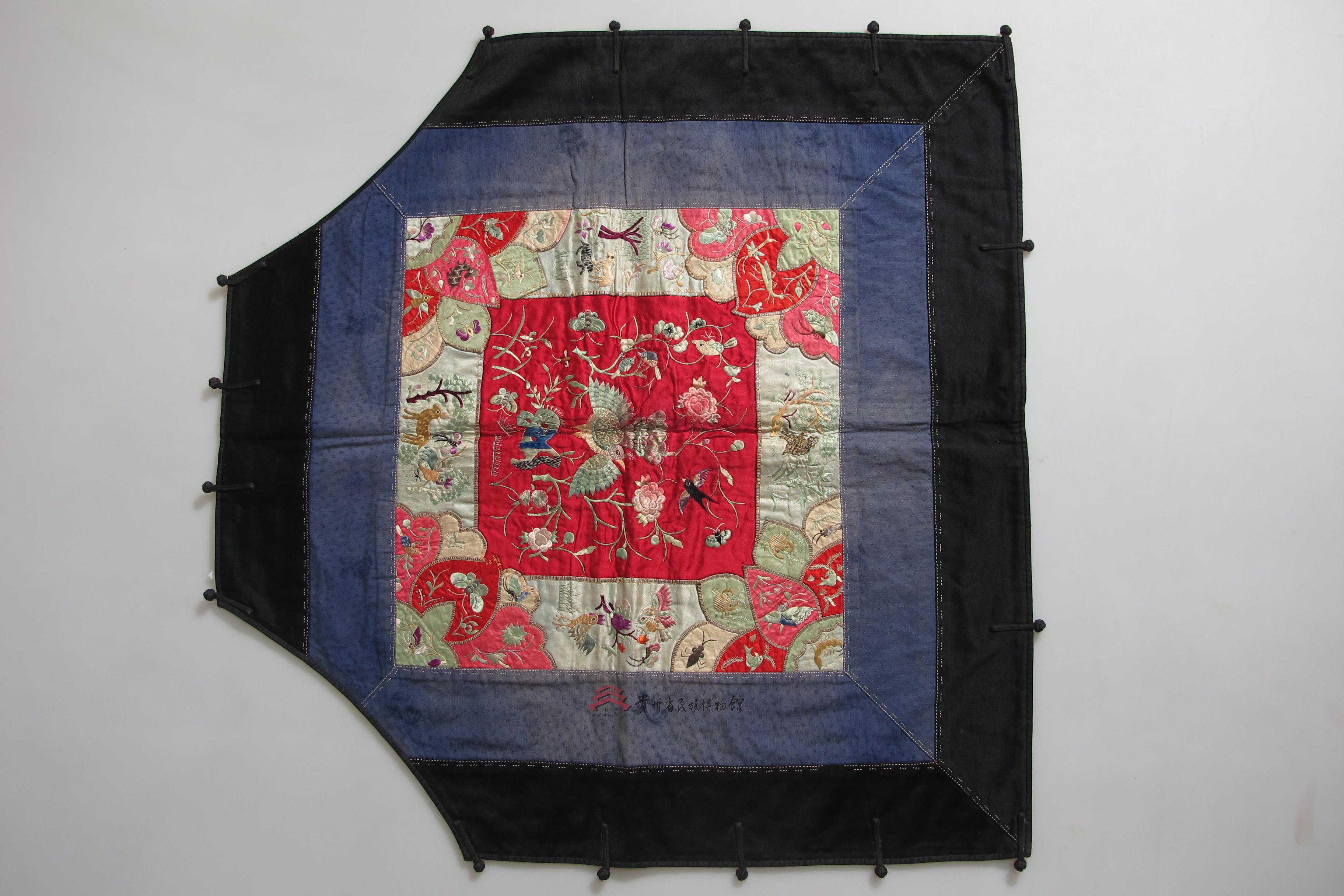 广西金秀壮族金线绣喜上眉(梅)梢图背扇