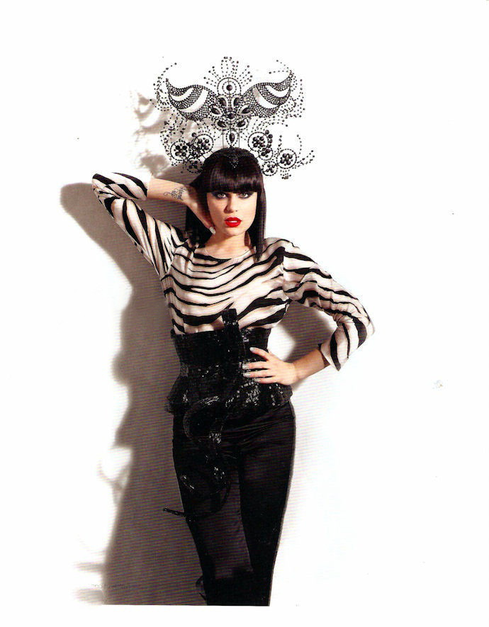 1988年3月27日出生于英国伦敦市雷顿布里奇区,英国流行女歌手,词曲