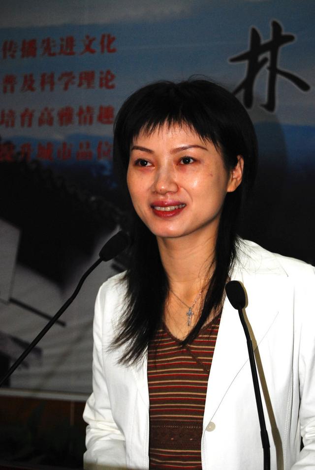 杨雨，诗词女神，人们都喜欢听她讲解诗词_百科TA说