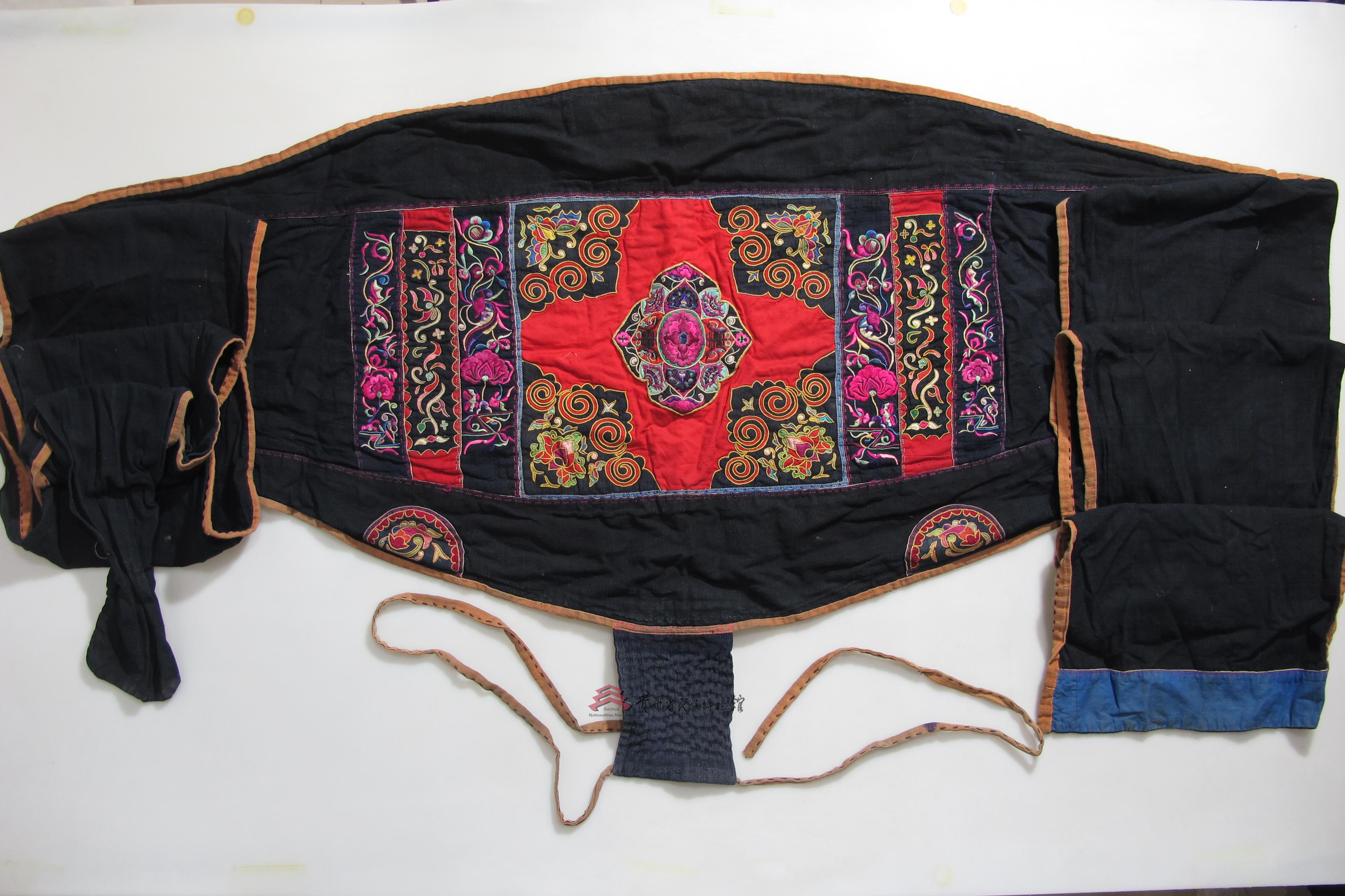 当代广西隆林壮族蓝布布贴团花纹背带