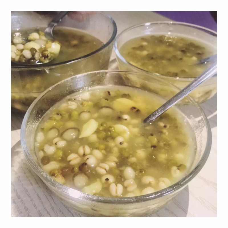  p>绿豆薏仁汤是一道菜品,制作原料主要有薏仁,绿豆等.