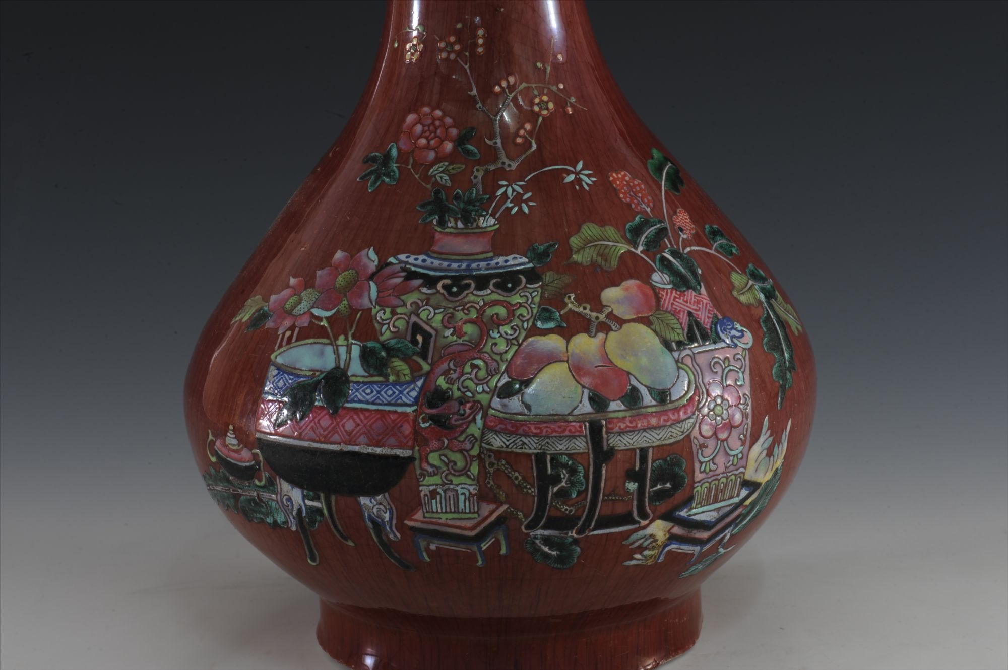 清代红地粉彩博古纹瓷瓶