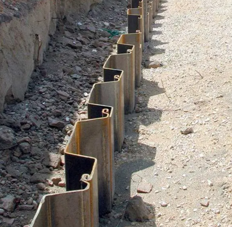  p>拉森钢板桩又叫u型钢板桩,它作为一种新型建材,在建桥围堰,大型