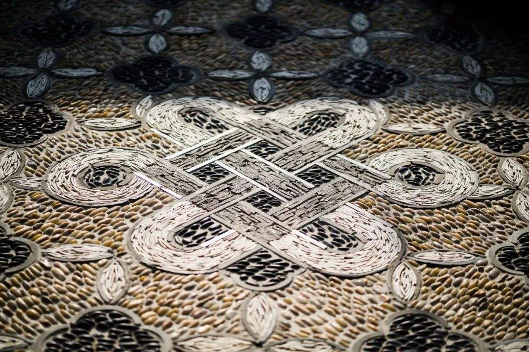 后来,渐渐发展成为一种世俗的装饰纹样用在建筑中. /p>