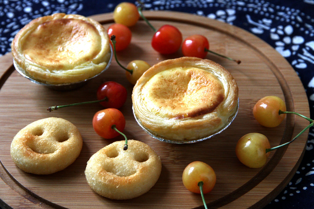  p>蛋挞(dàn  b> i>tà【第四声】 /i> /b>)(egg tart),是一种以蛋浆