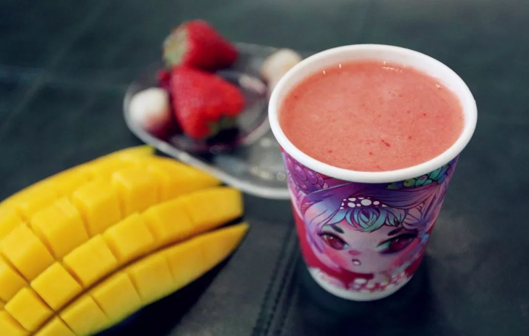  p>冰镇芒果荔枝酸奶是用芒果,荔枝,西瓜等制作的 a target="_blank"