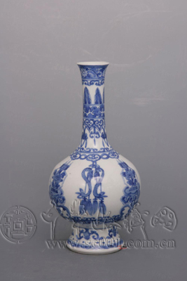清康熙景德镇窑青花博古纹高足长颈瓶