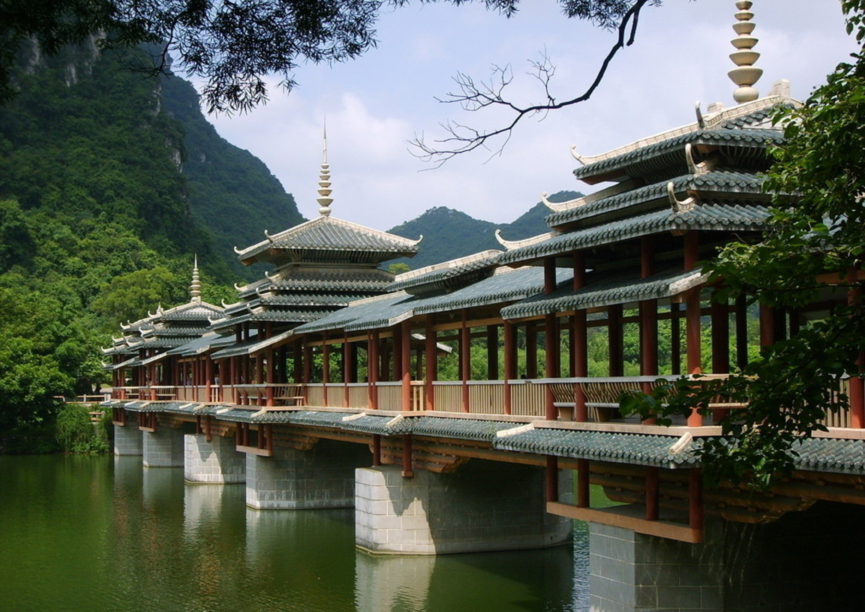  p data-id="gnyuwfmchc">龙潭公园位于柳州市区南部,距市中心仅3公里