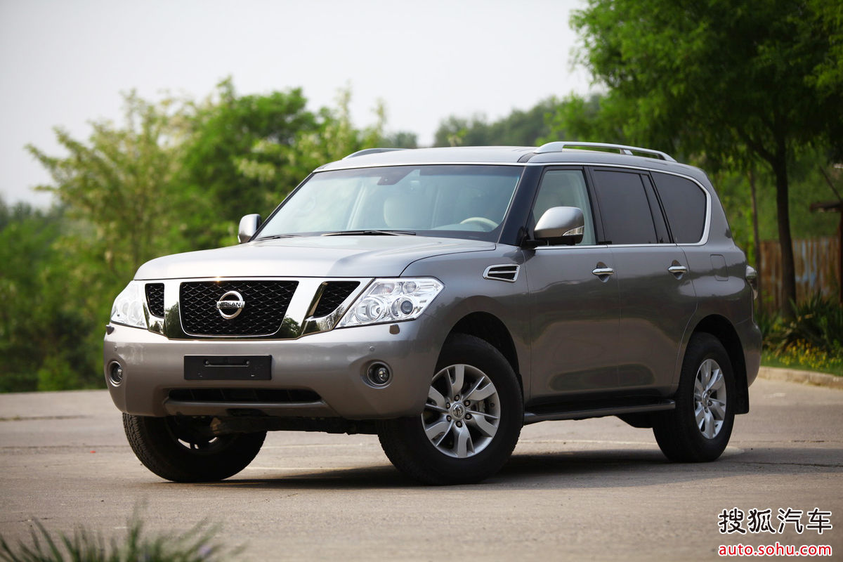 在保留硬派越野车风格的同时,引入诸多时尚流行元素以及科技元素.