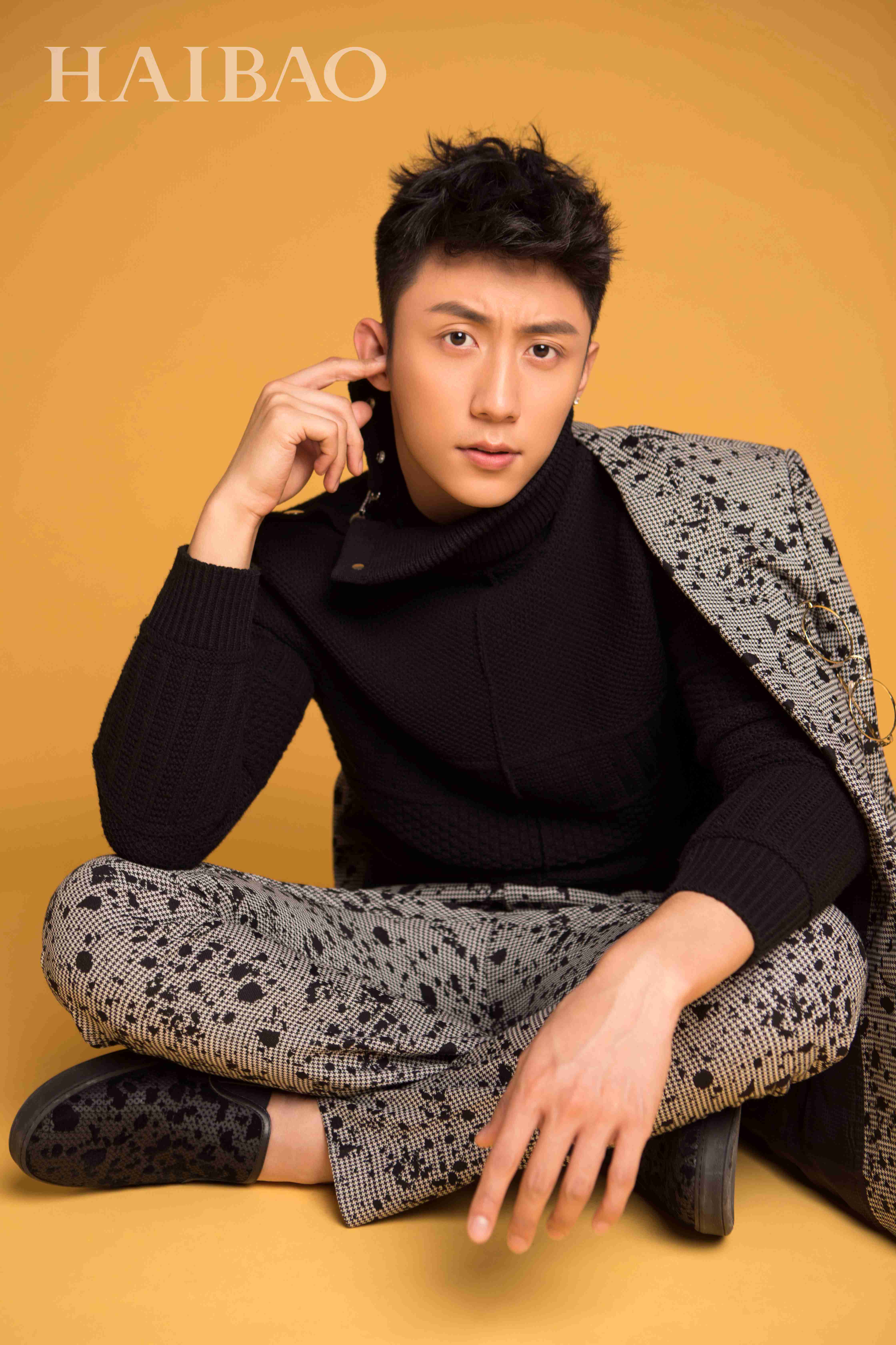  p>黄景瑜,1992年11月30日出生于辽宁省丹东市,中国内地影视男演员