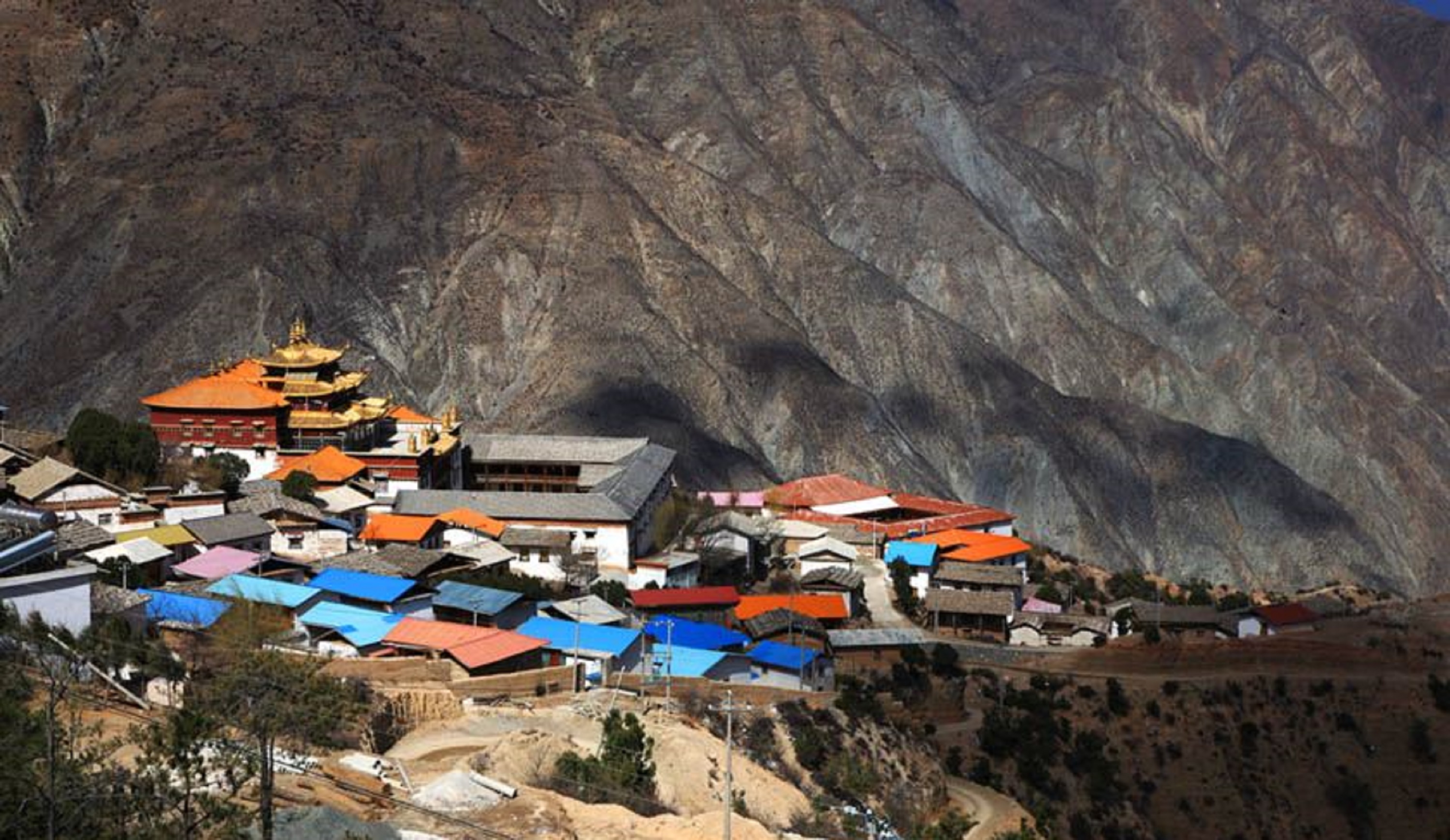  p>噶丹东竹林寺,坐落在 a target="_blank" href="/item/德钦县