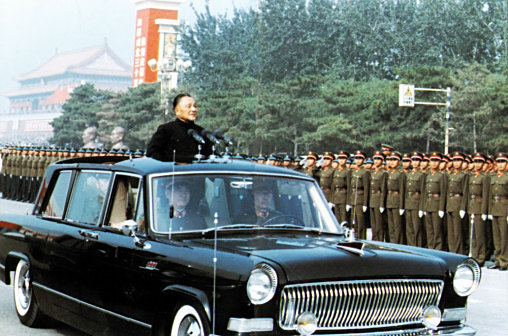 <p>检阅人民解放军三军部队（1984.10.1.）