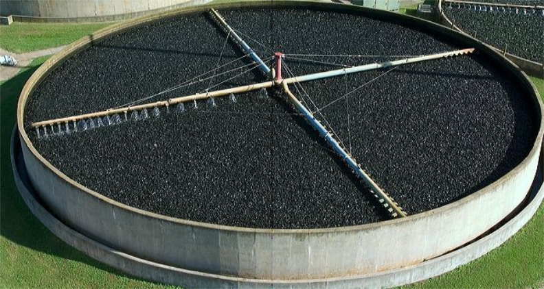 滴滤池也称生物滴滤池,主要由一个用碎石铺成的滤床及<a target="