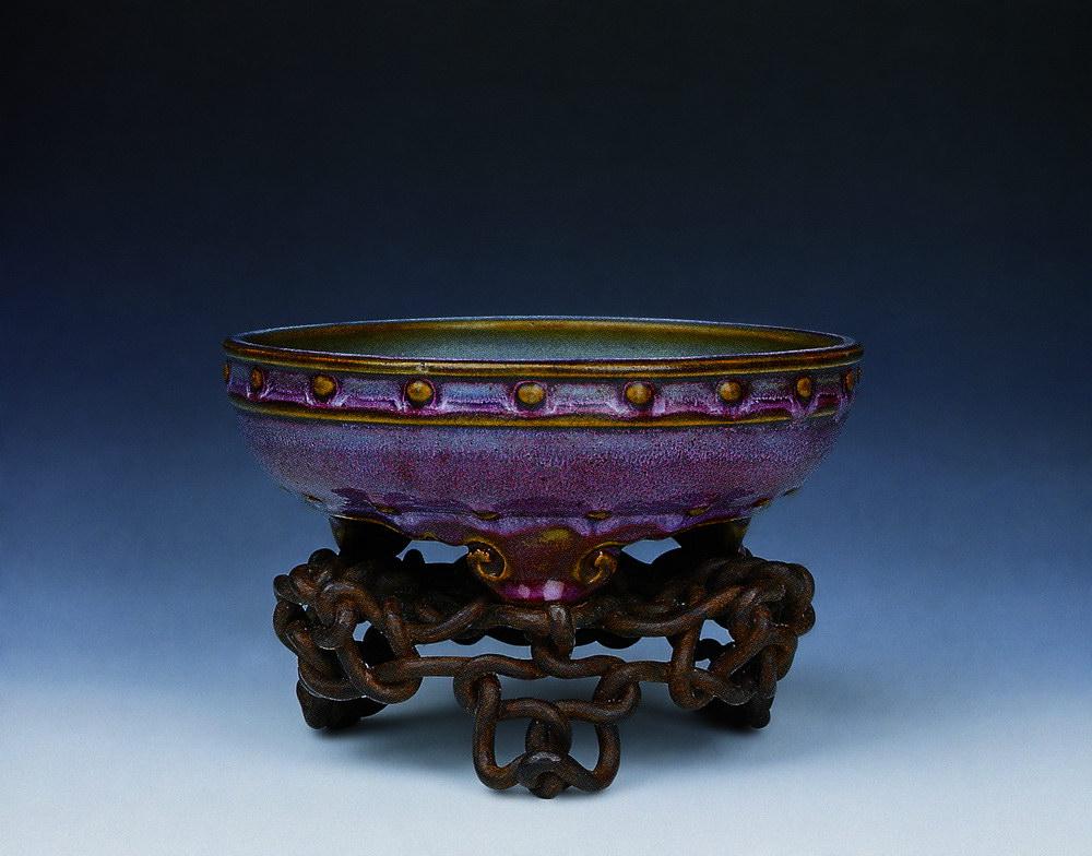 为中国著名的五大名瓷之一,是中国历史上的名窑奇珍,距今已有一千三百