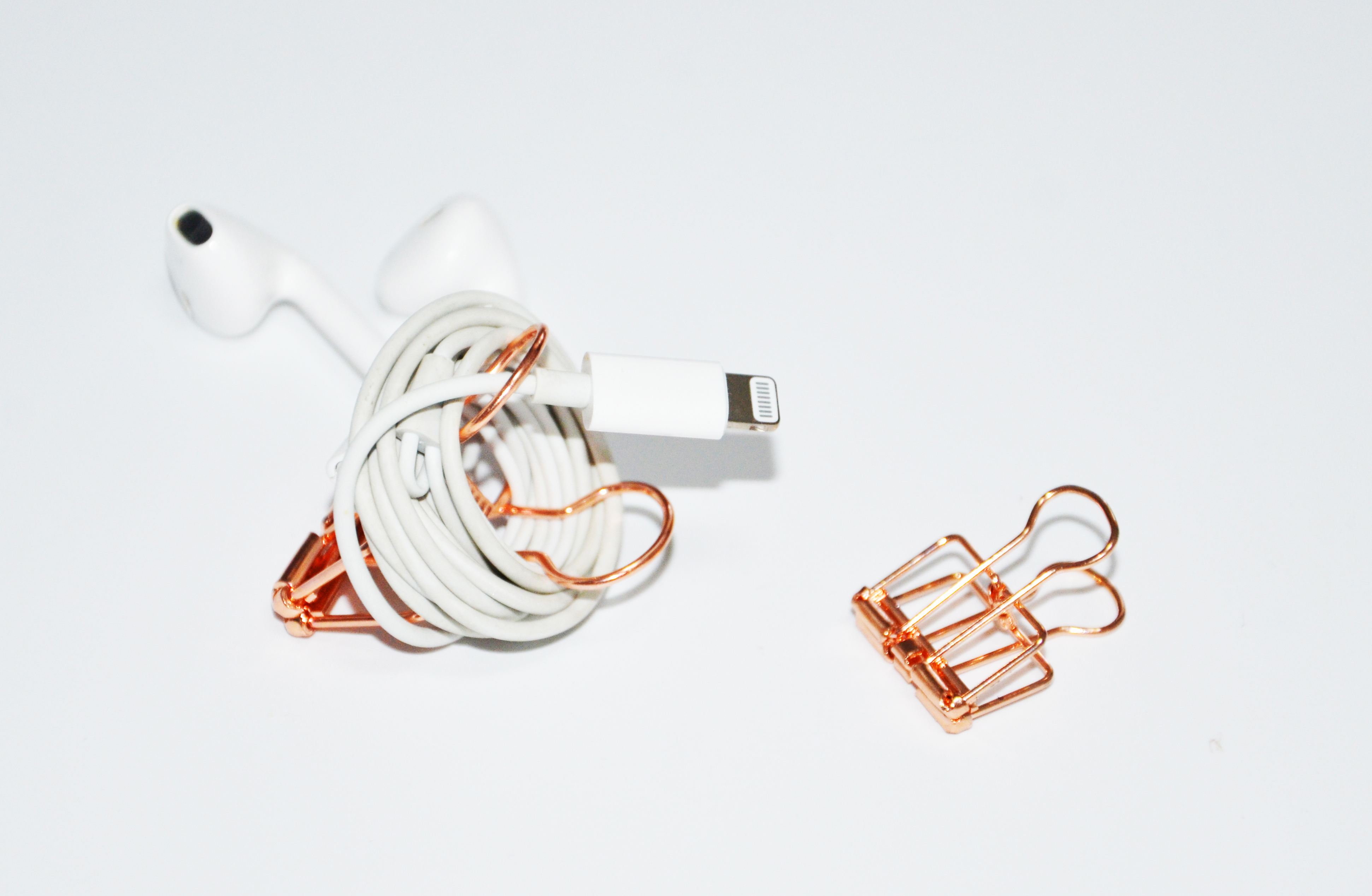  p>长尾夹是由金属制成的一种夹类文具,用于将一沓文件集合一体. /p>