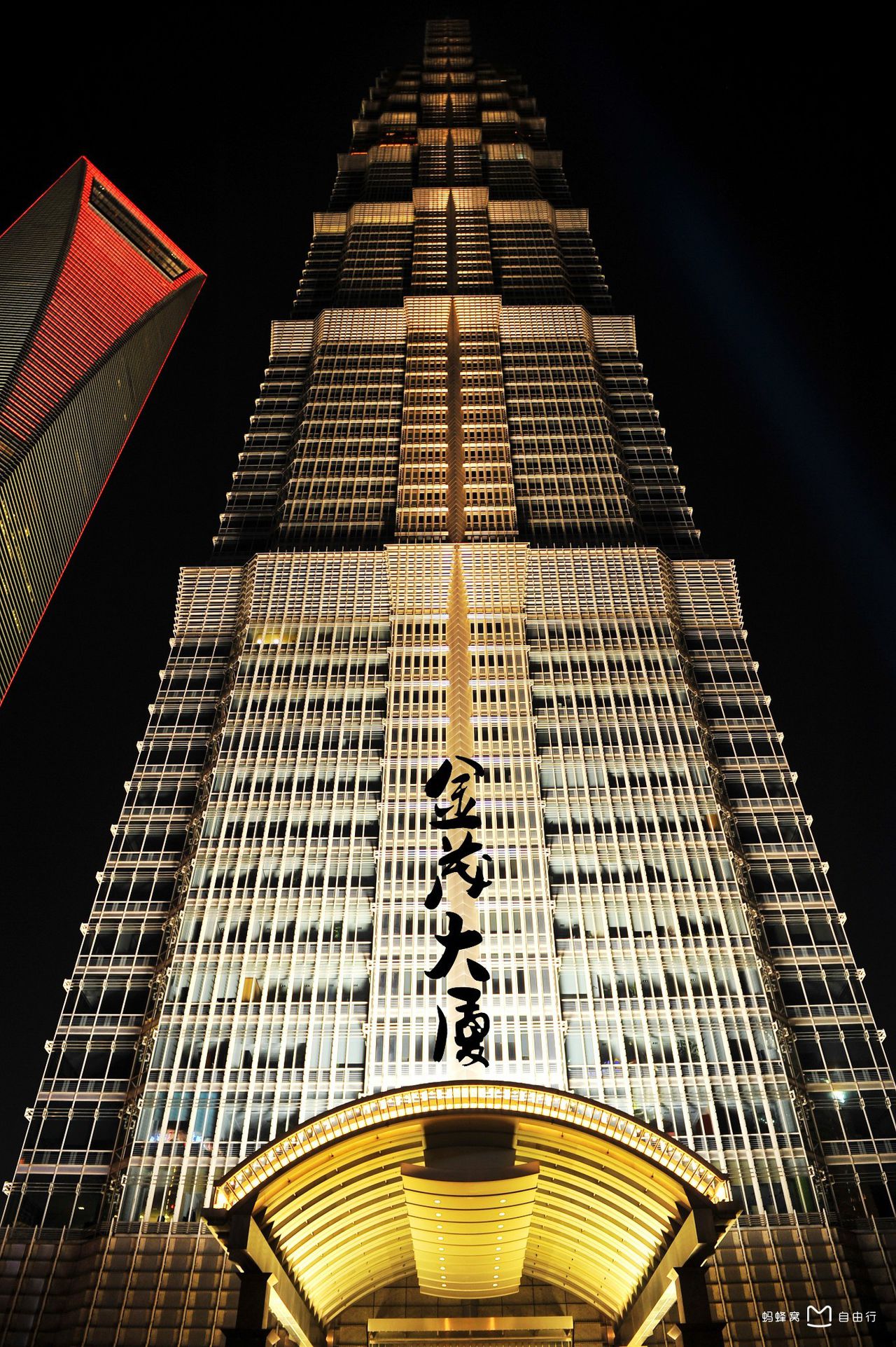  p>金茂大厦第88层观光厅,位于中国上海,高度为340.