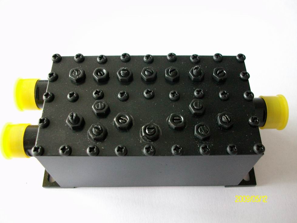 合路器主要作用是将输入的多频段的信号组合在一起输出到同一套室内 a