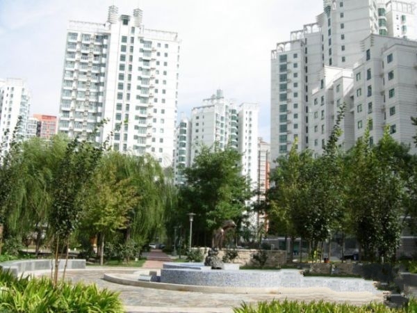 珠江峰景位于北京西四环外,长安街延长线西南侧岳各庄桥西约500米,东