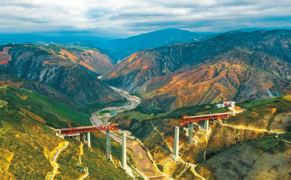  p>元江特大桥位于云南省元江哈尼族彝族傣族自治县境内,是 a target=