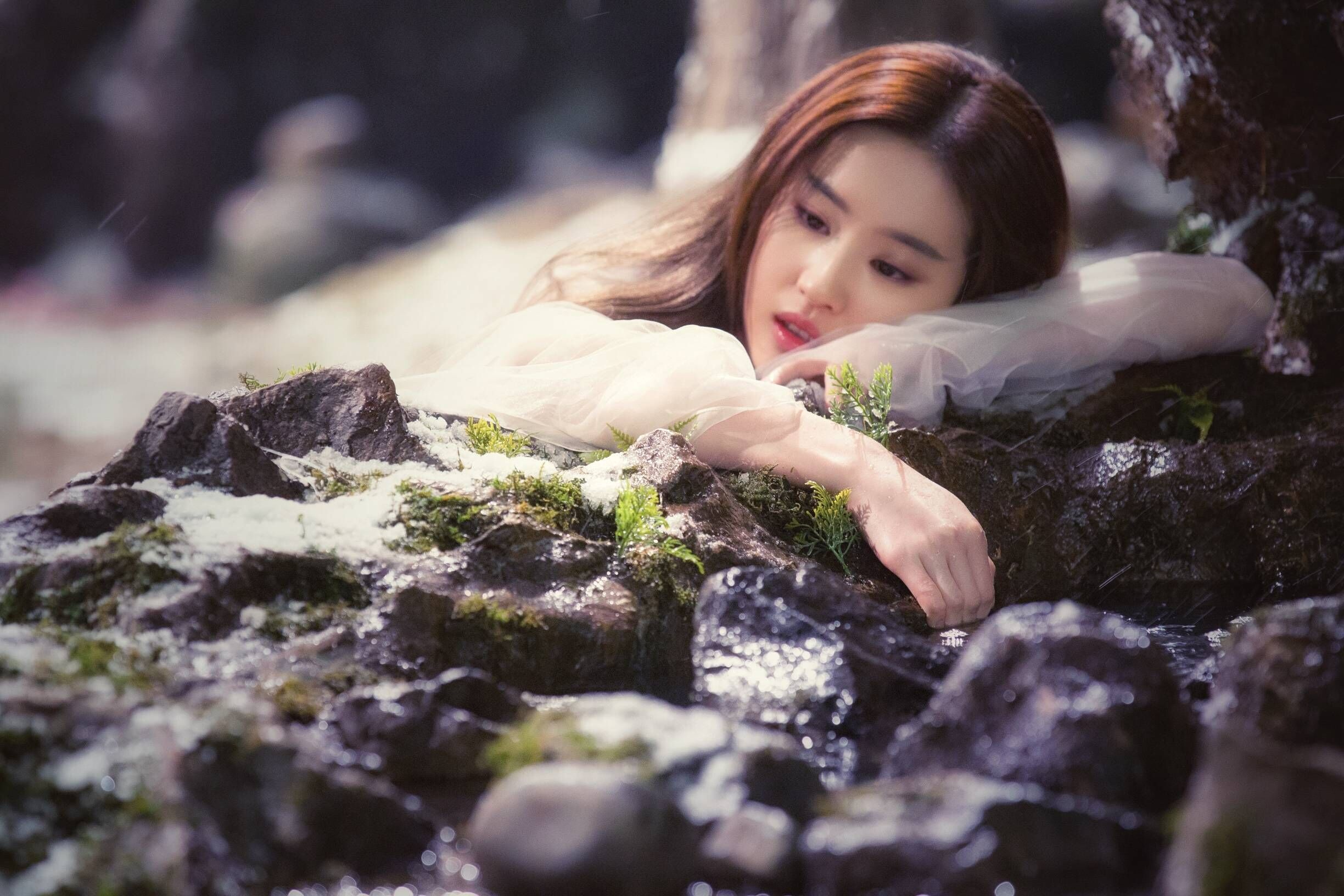  p>刘亦菲,1987年8月25日出生于湖北省武汉市,华语影视女演员,歌手