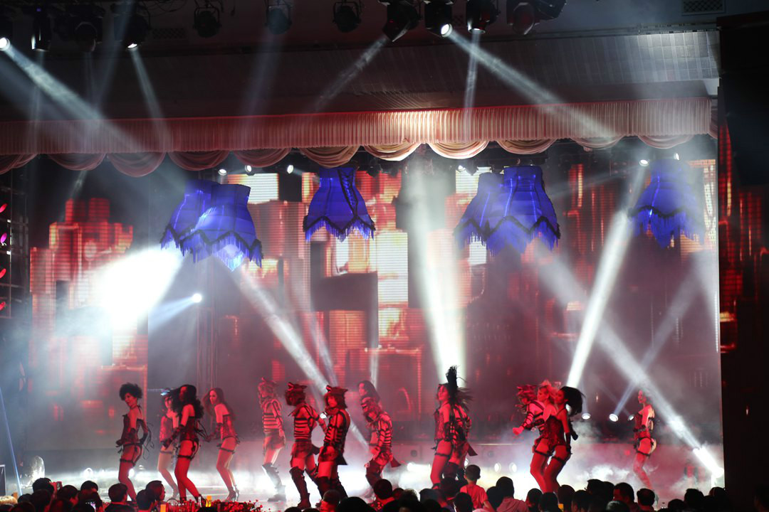  p>蓝天歌剧院成立与2001年9月28日,坐落于解放大道1049号蓝天宾馆内