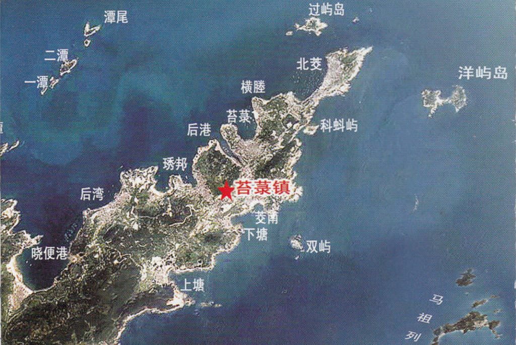 三面临海,西面与黄岐镇相连,南面与马祖列岛隔海相望(两岸最近处仅4