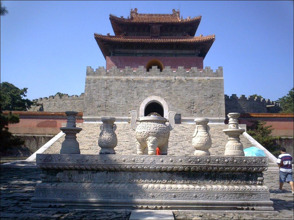 由于两个陵园各距北京市区东,西一百里,故称"清东陵"