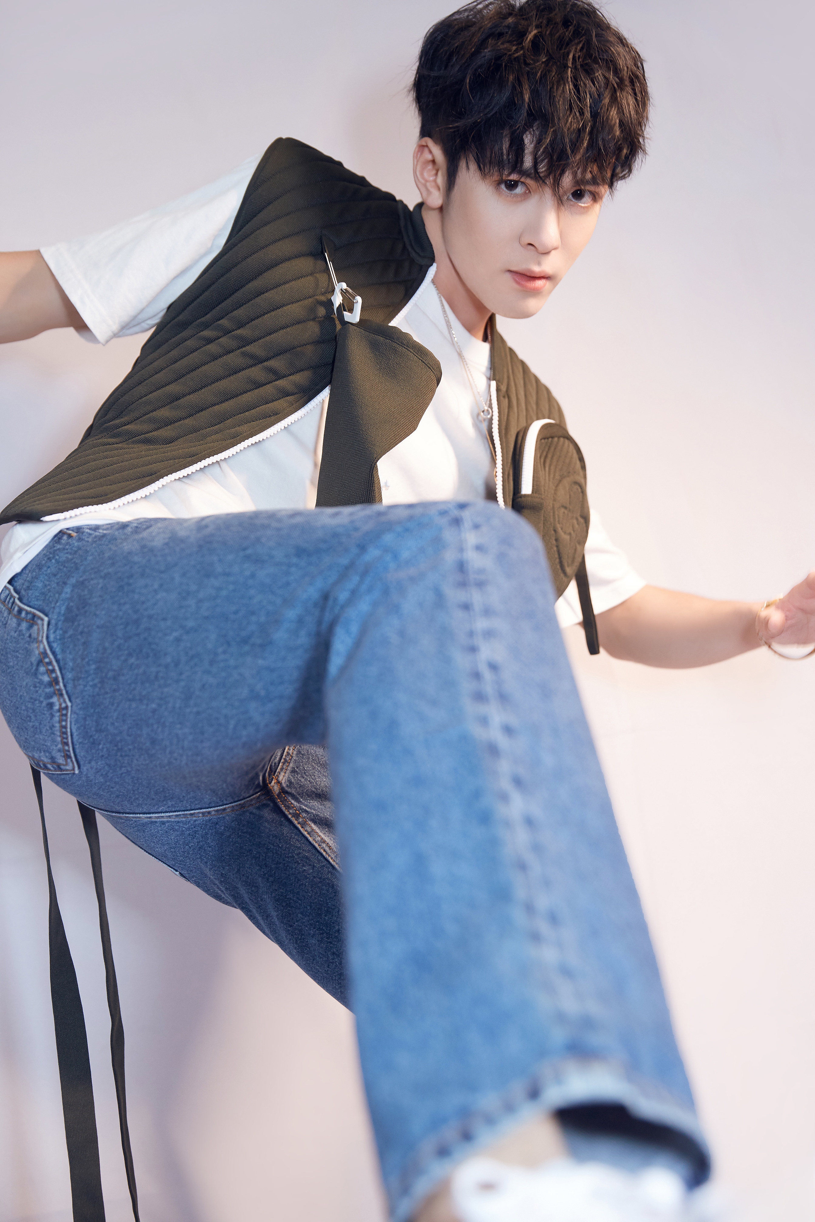 i>,原名曾威航,1996年10月9日出生于广东省深圳市,中国内地影视男演员