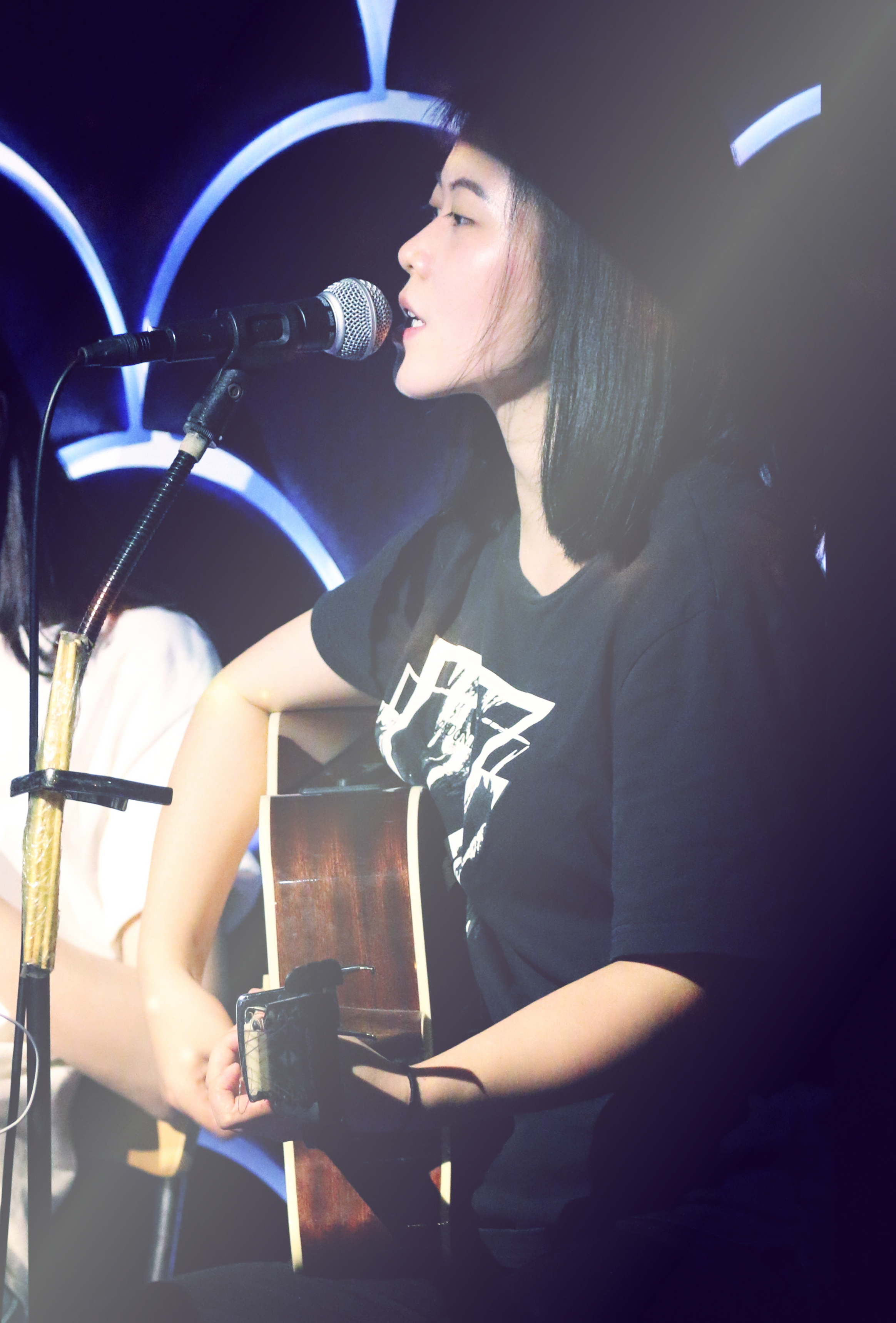  p data-id="gnfif07gfd">余静,歌手,主要代表作品《太湖》. /p>