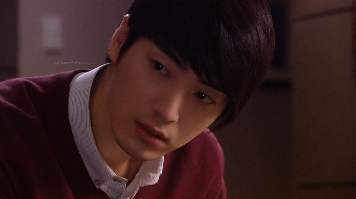 >2006年在韩国混声组合typhoon的歌曲《我会等你》中担任mv男主角出道