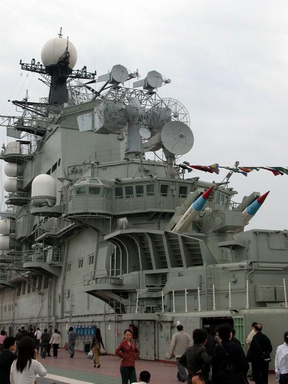  p>舰桥是军舰的大脑,是操控舰和指挥作战的地方,通常设置在舰艇上层