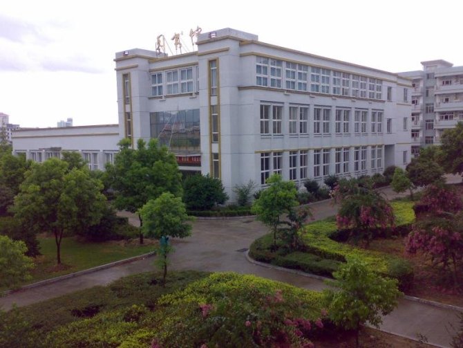  p>育青中学原是上海的一所私立中学.1937年秋由于战乱被迫停办.