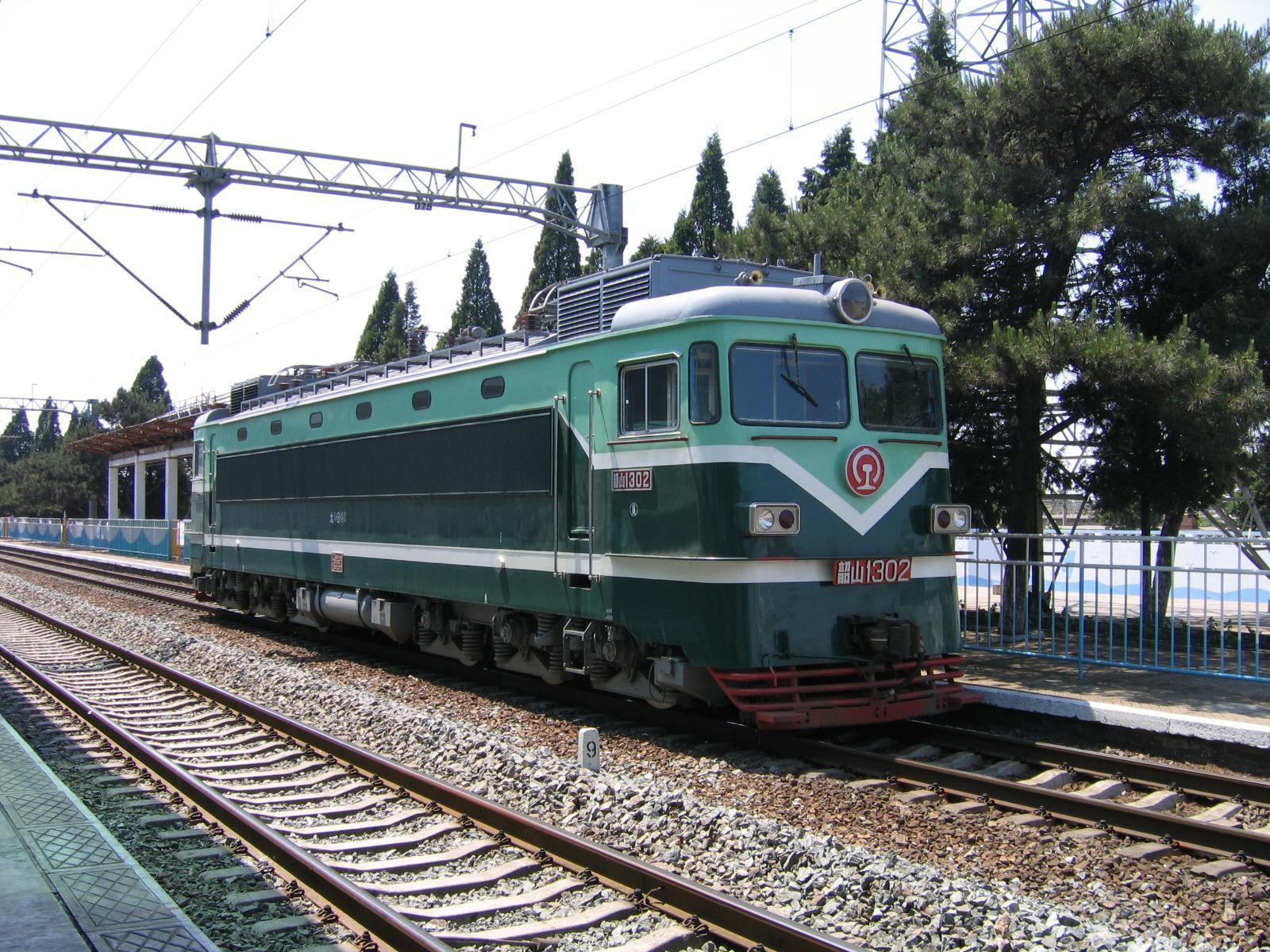  p>电力机车,又称电力火车,是指从供电网(接触网)或供电轨中获取电能