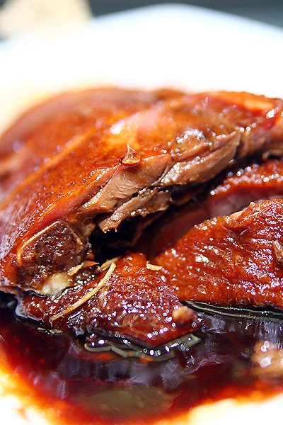  p>红烧蹄膀是以 a href="#" data-lemmaid="9234741">猪肘 /a>为主要