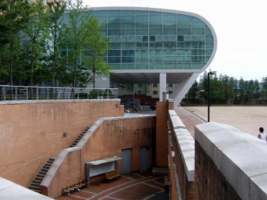 是一所综合性私立大学,位于 a target="_blank" href="/item/首尔