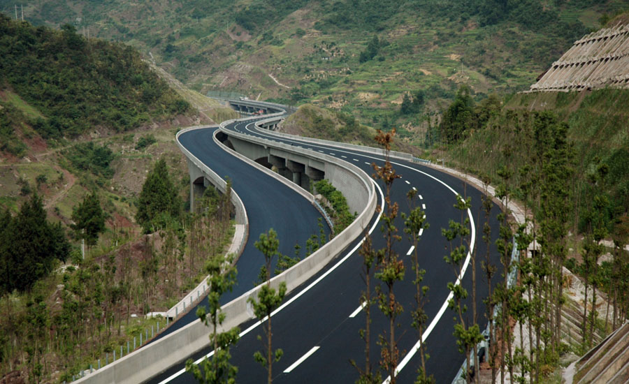 宏伟蓝图清晰地展现到2020年全市基本建成高速公路网,形成"三环,十射