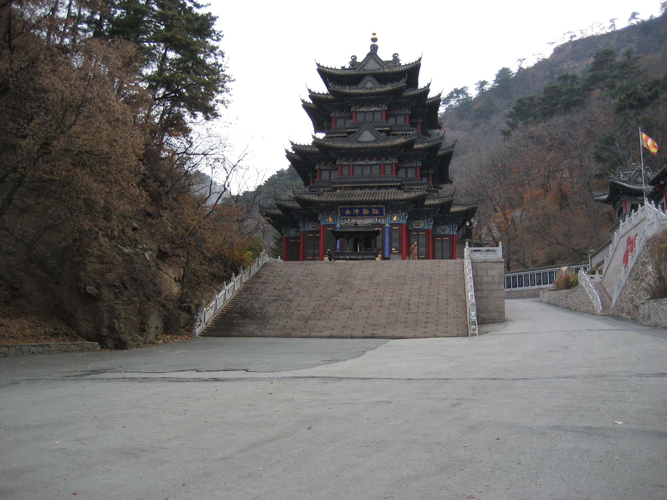  p>千山位于辽宁省 a target="_blank" href="/item/鞍山市">鞍山市 