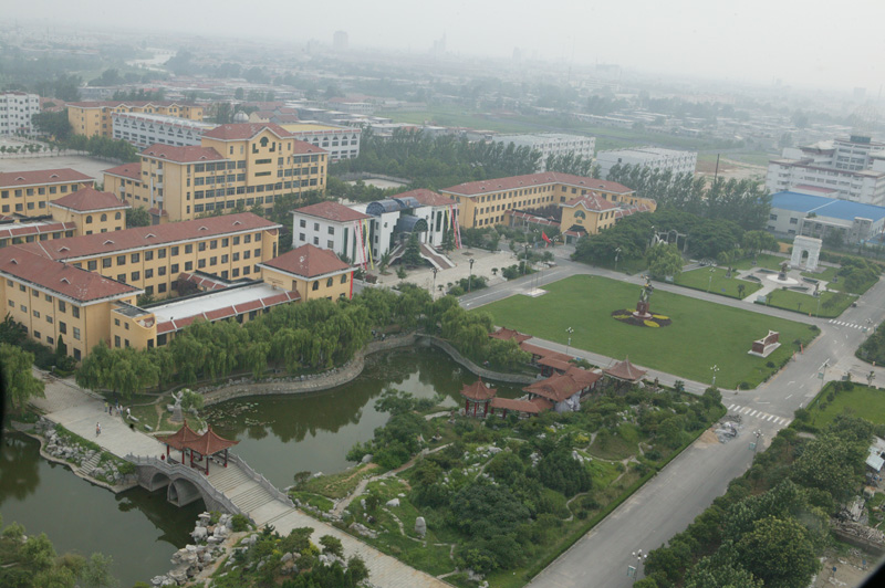  p>滕州市第一中学,简称滕州一中,是山东省精神文明建设先进单位,山东