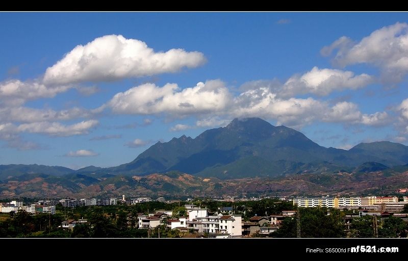  p data-id="gnvilt2ubv">军峰山位于江西省宜黄县和南丰县交界处