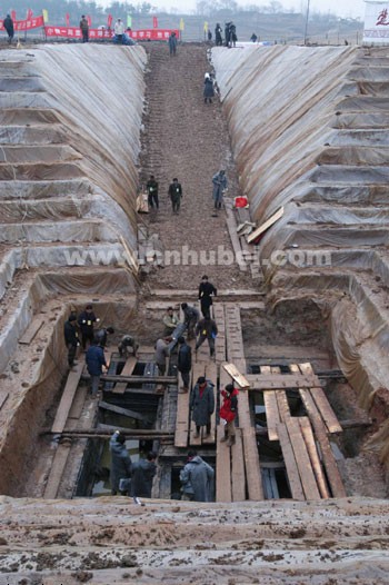  p>九连墩古墓群地处湖北省襄阳市吴店镇东与兴隆镇南两镇交界处的一