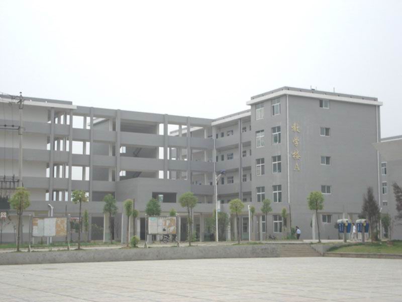  p>湖北省通山县第一中学(简称:通山一中)学创办于1942年,2005年9月