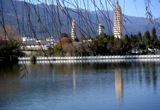  p>三塔倒影公园位于云南大理崇圣寺三塔以南1千米处,公园坐北朝南