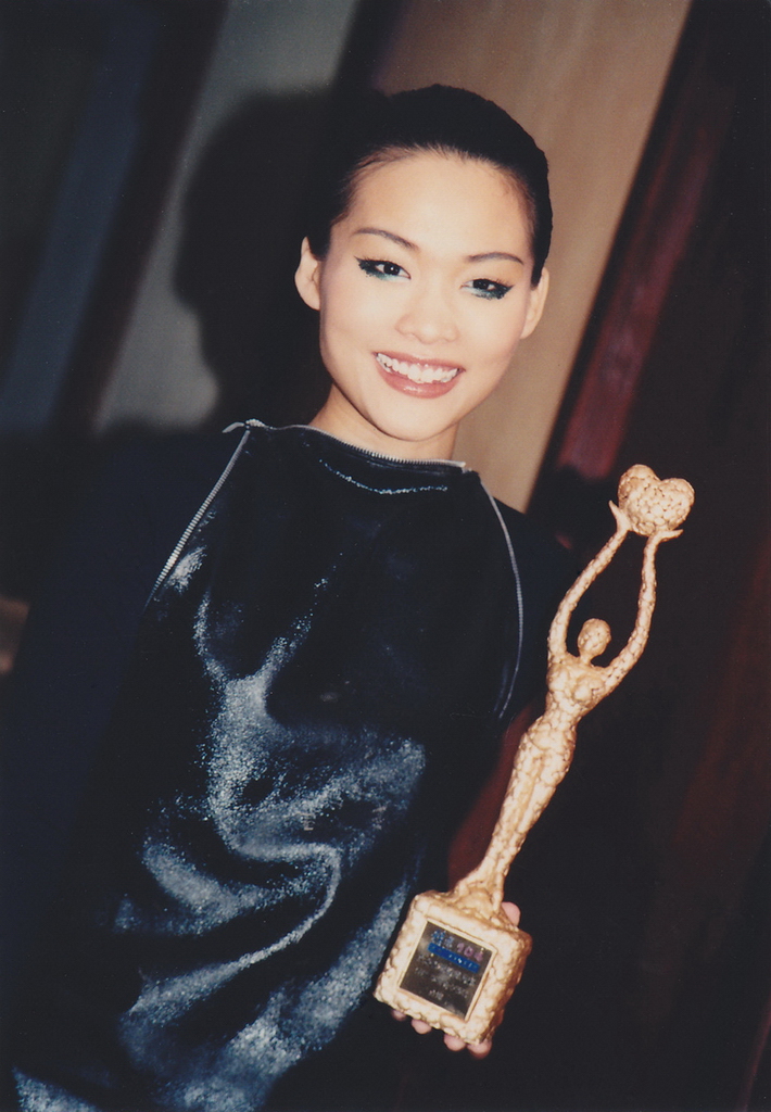 原名许美凤,1974年9月27日出生于新加坡,新加坡流行乐女歌手